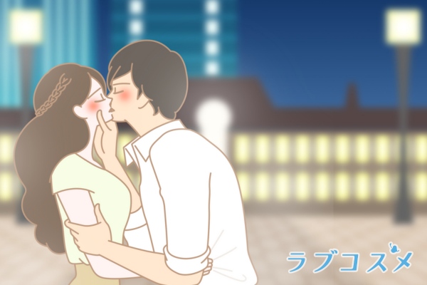 駅前でディープキスをしている男女のイラスト