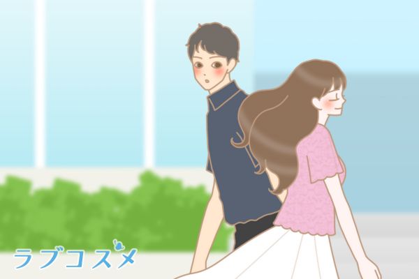 すれ違いざまに恋に落ちた男性のイラスト